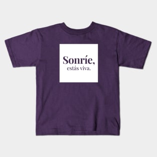 Sonríe, estás viva. Kids T-Shirt